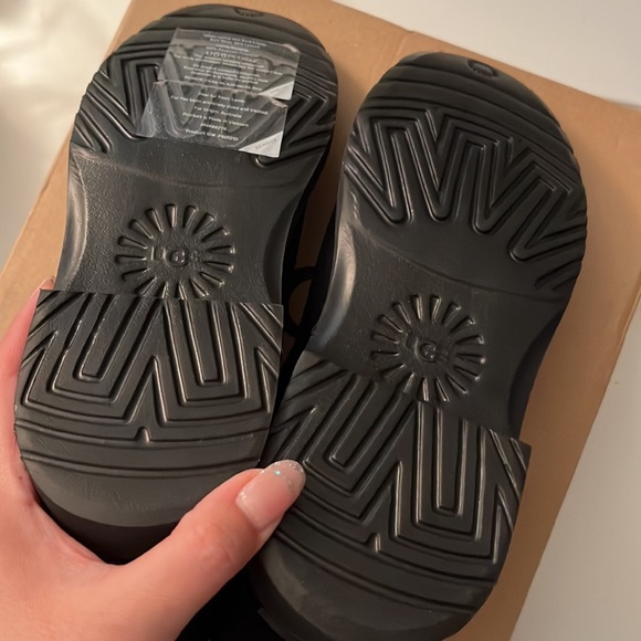 New UGG Zariyah Water Repellent Ankle Boot - Picture 11 of 11